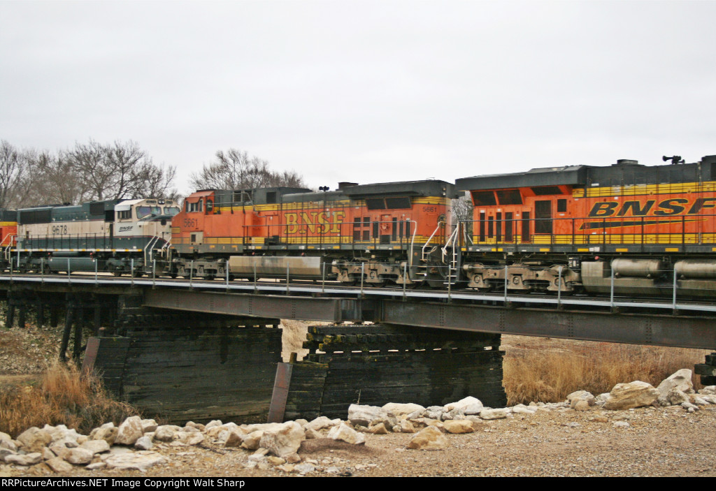 BNSF 5661